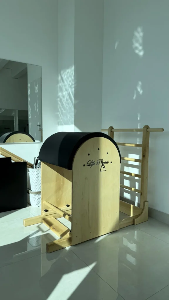 Barrel de madera en el estudio de Pilates de SEIN