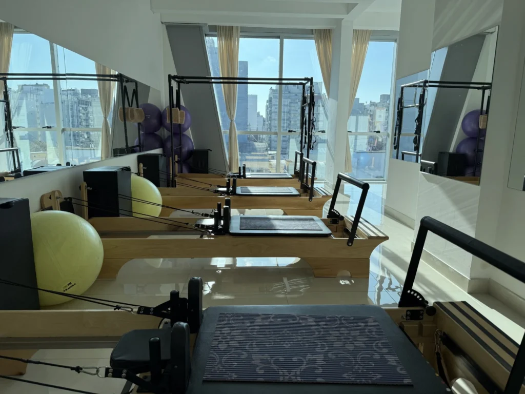 Estudio de Pilates de SEIN en Mar del Plata con varios Reformers frente a los ventanales