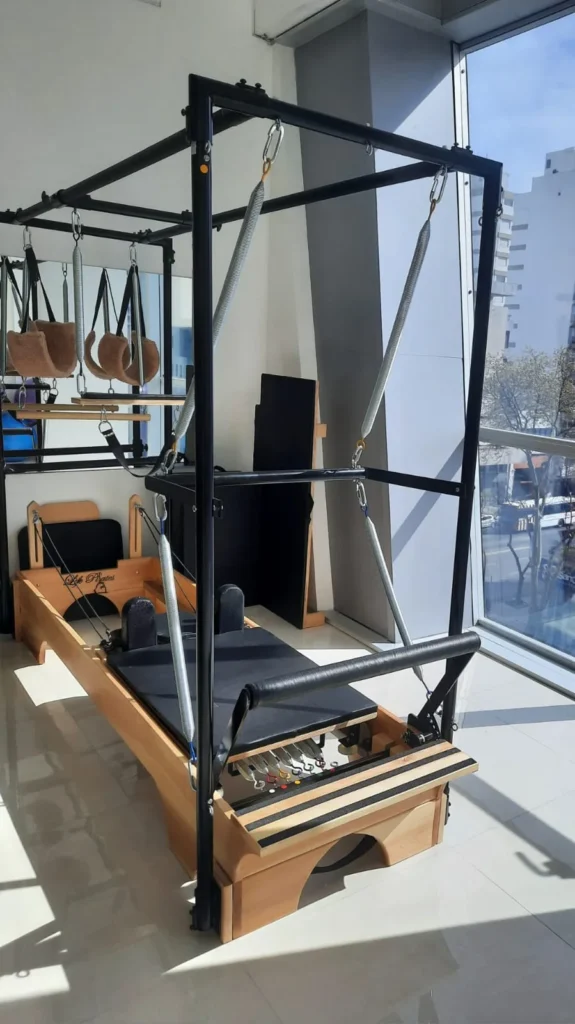 Cadillac de Pilates en el estudio de SEIN, con luz natural